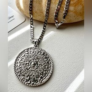 Oro Laminado blanco con dije calendario azteca y el águila del escudo de México.